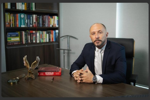 Dr. Felipe Martins Pereira